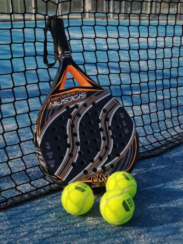 padelracket tegen het net