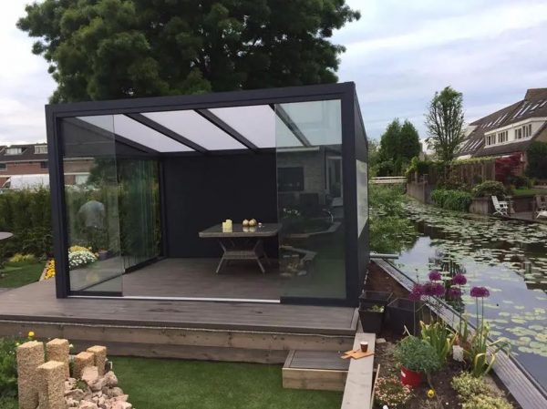 glazen veranda aan water