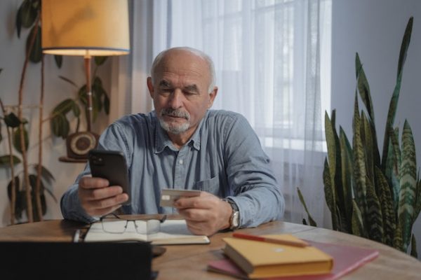 man doet online aankoop