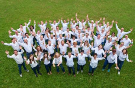 vrouwen en mannen in witte blousen