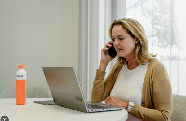 bellende vrouw met laptop