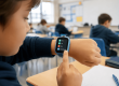 kind met smartwatch om pols