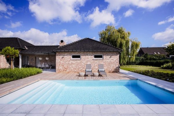 luxe zwembad met mooie tuin