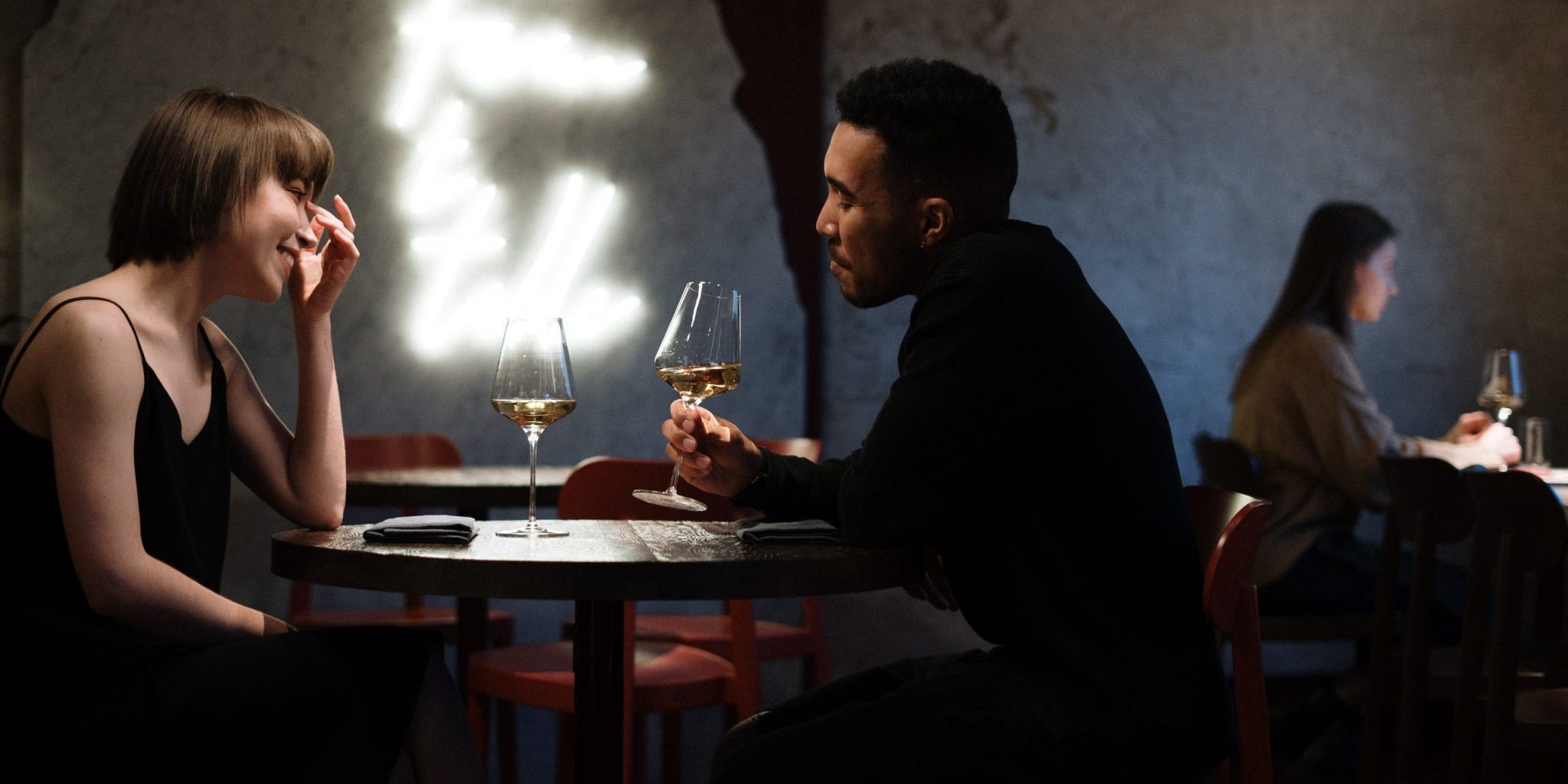 Twee mensen op date in een restaurant