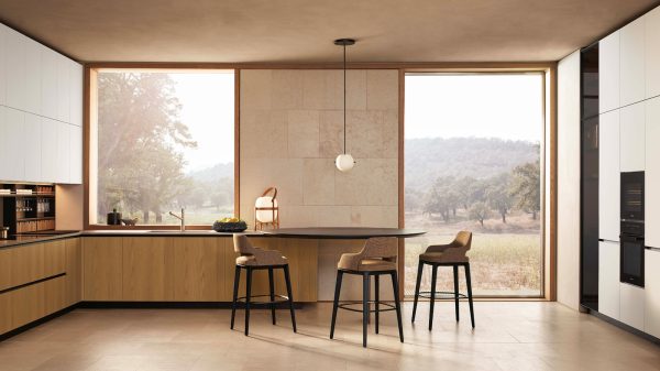 keuken met tafel en stoelen