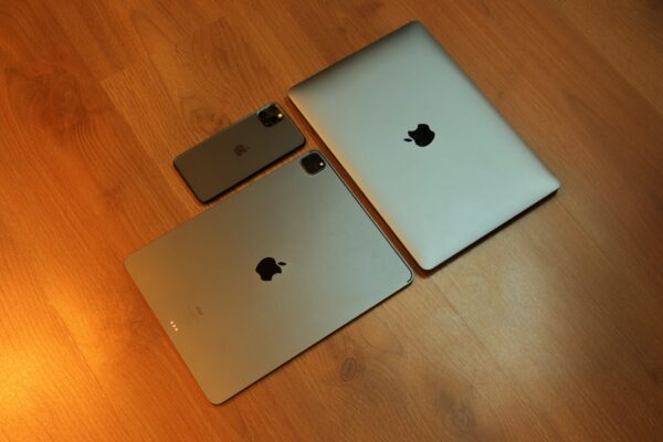 Een aantal Apple apparaten waaronder in Macbook pro, iPhone en iPad