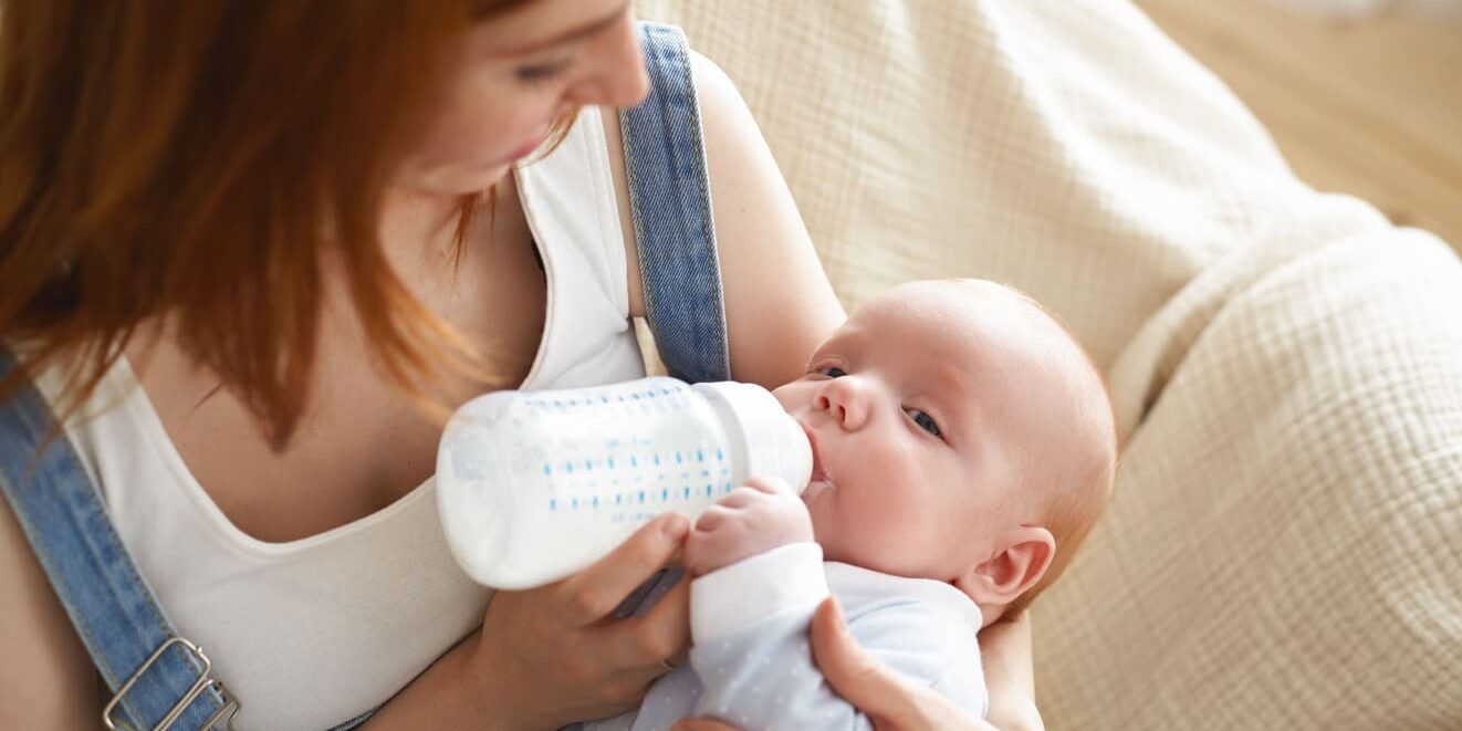 baby die de fles krijgt
