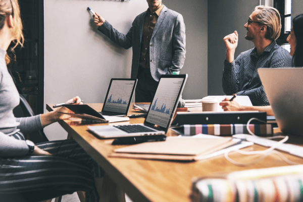 Bedrijf mensen laptop vergadering