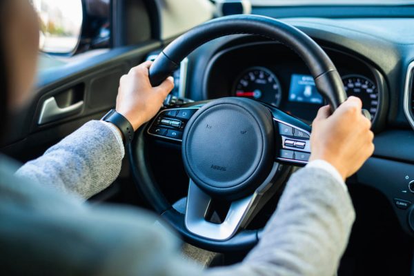 leerling in lesauto van start driving Eindhoven