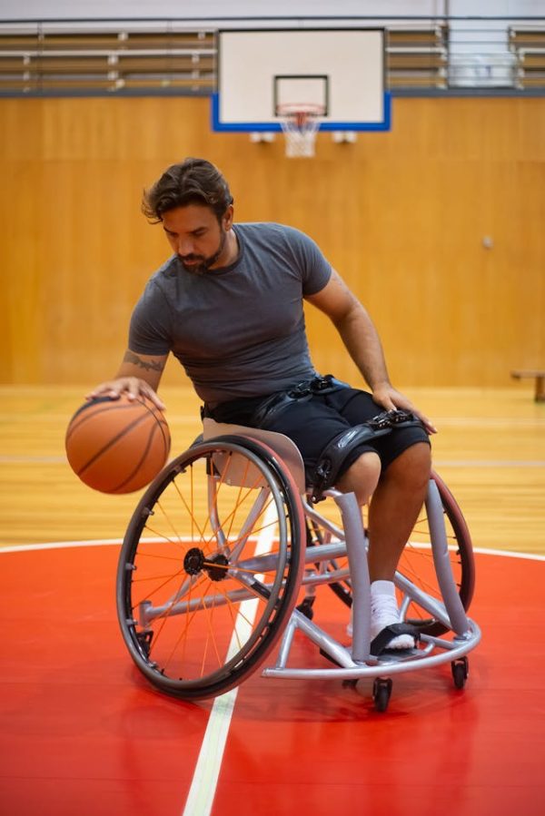 sporten met een beperking basketballer in een rolstoel