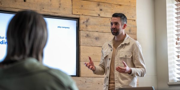 P&P Company medewerker die een presentatie geeft.