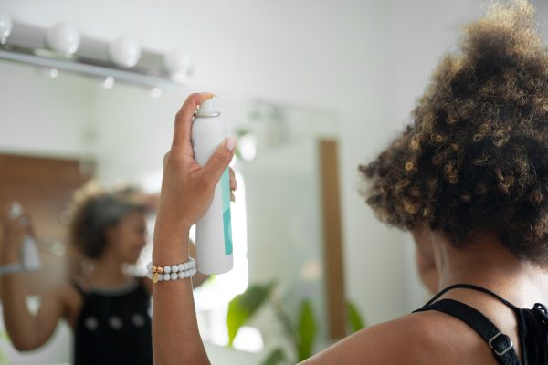vrouw brengt krullen product aan