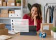 vrouw kijkt naar online reviews van aankopen