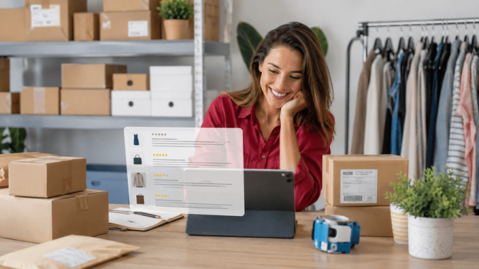 vrouw kijkt naar online reviews van aankopen