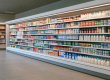Gekoeld zuivelschap in de supermarkt met yoghurt, kwark, kefir en karnemelk