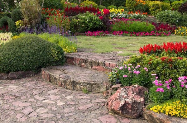 achtertuin met stenen trap en groen