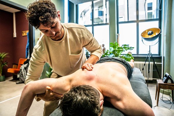 Behandeling door een osteopaat. De schouder wordt geroteerd.